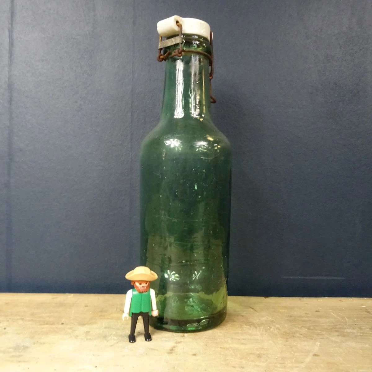 Petite bouteille en verre vert