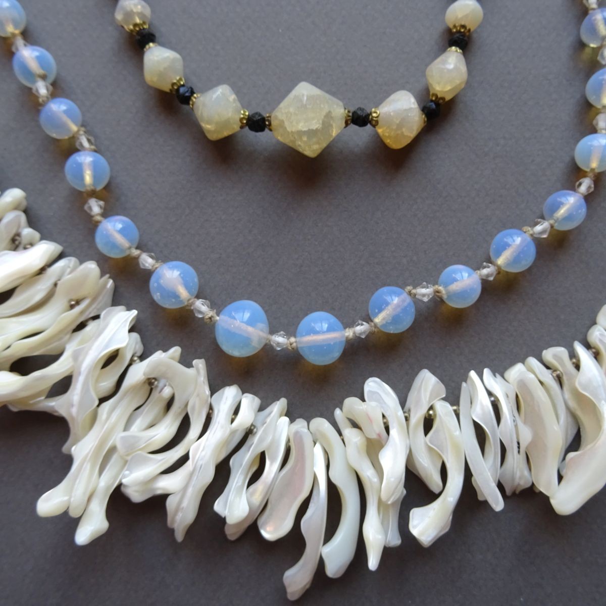 Collier maille design acier perle de verre de Murano blanc