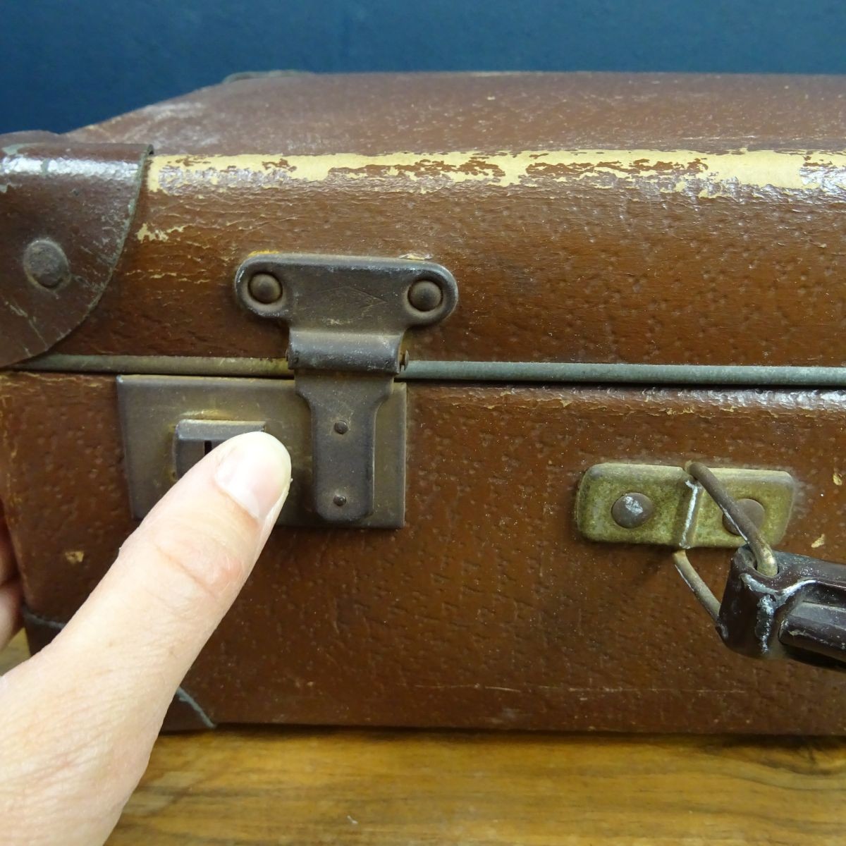 Ancienne pince en bois de laboratoire - Ma valise en carton
