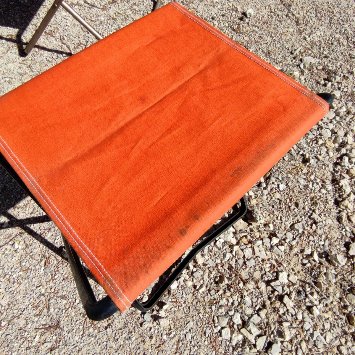 Tabouret de voyage pliant avec structure en acier et siège en PVC rembourré  Ø30 cm Skinny - Orange