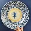 Grand plat en grès chinois à motifs & caractère bleu