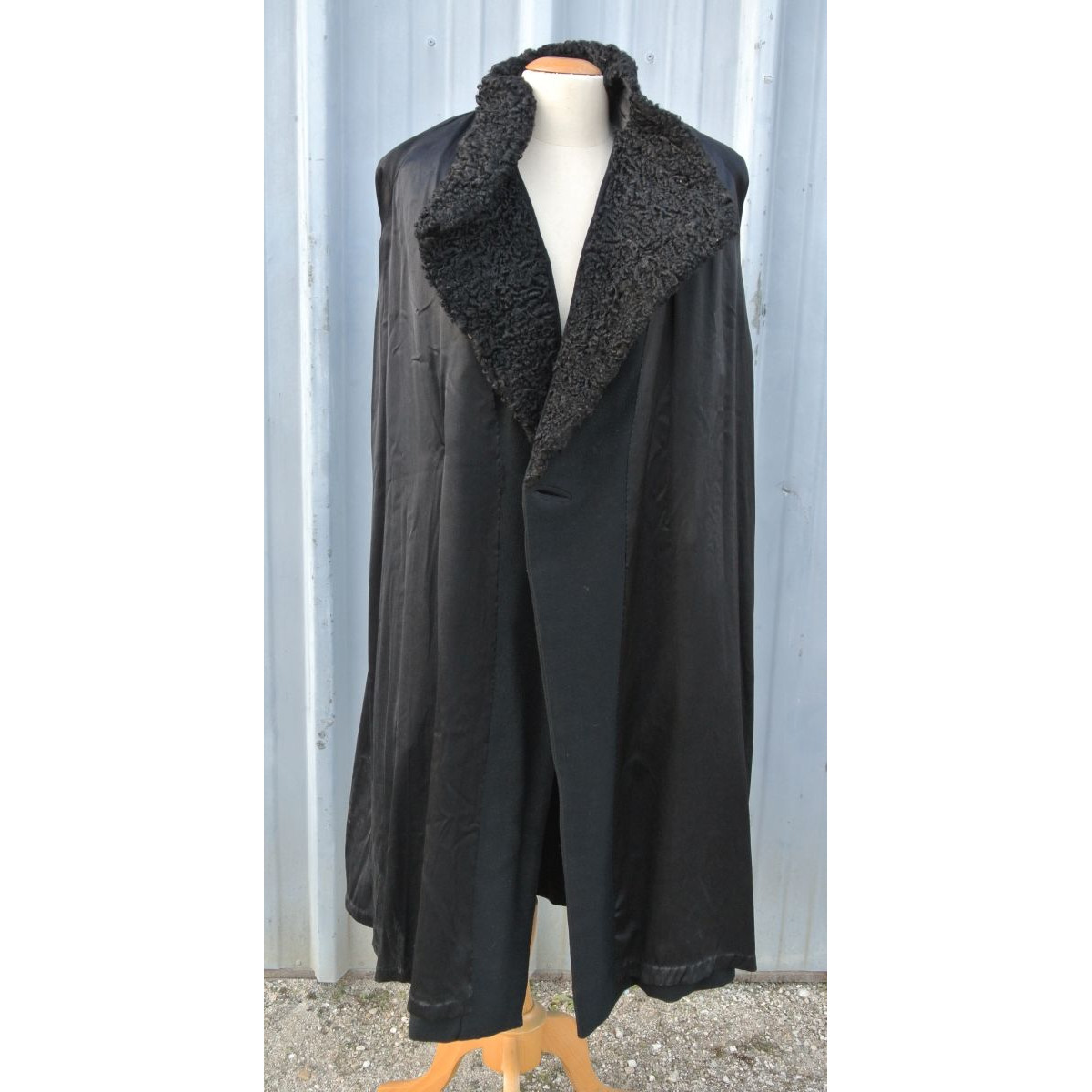 Nice VINTAGE coat with real astrakhan collar - Le palais des bricoles